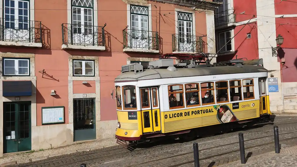 Tranvía amarillo en el Largo de Santa Luzia, en la Alfama de Lisboa