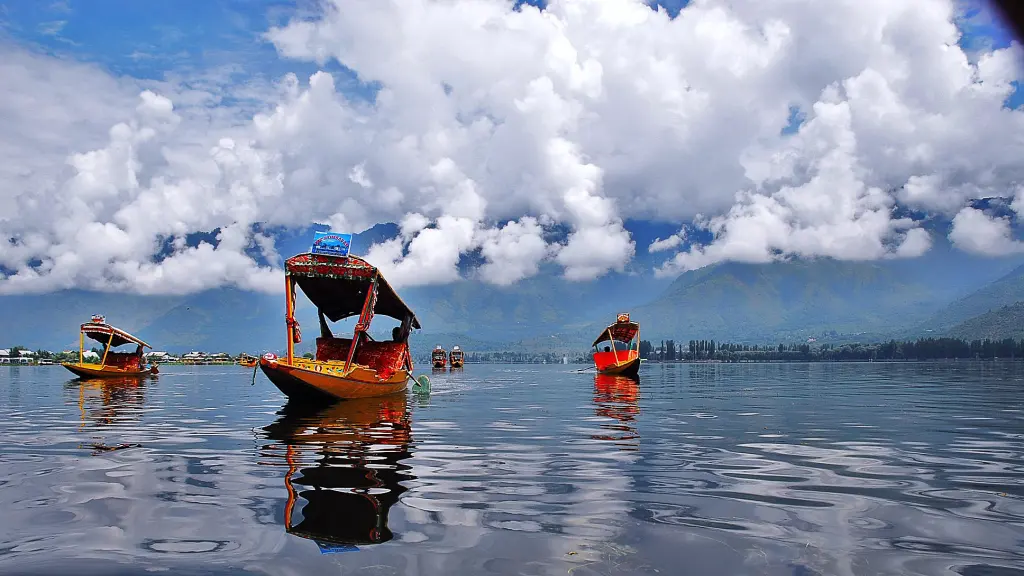 Shikaras sobre el lago Dal de Srinagar, con las montañas de Cachemira al fondo